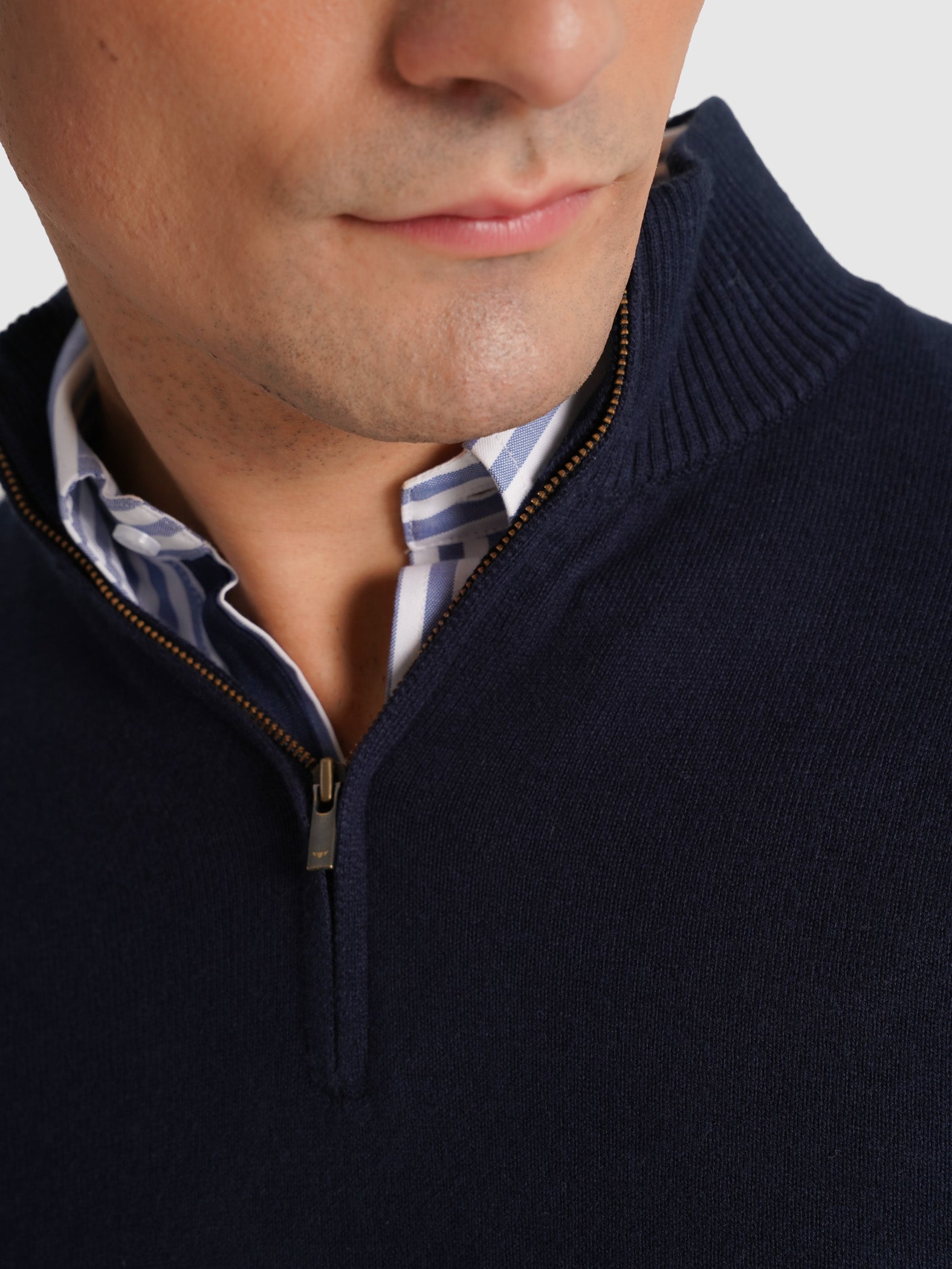 PULLOVER AZUL COM COTOVELEIRA REGULAR FIT MR. BLUE