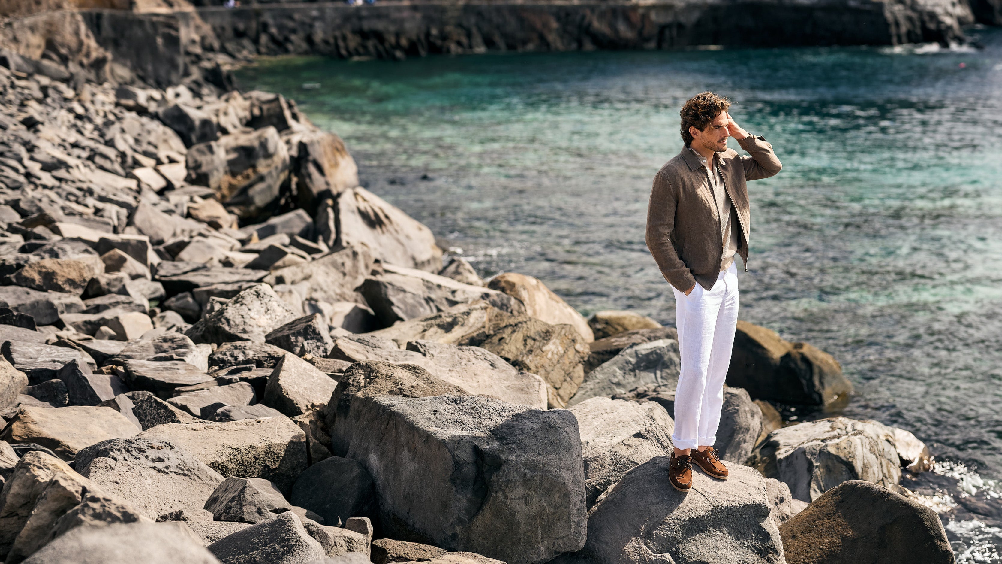 Shop the look Mark Bellucci: outfit masculino com casaco, polo de malha e calças com -40% na 2ª unidade, e sapatos de vela com até -35%. Estilo Coastal Edition Mr. Blue.