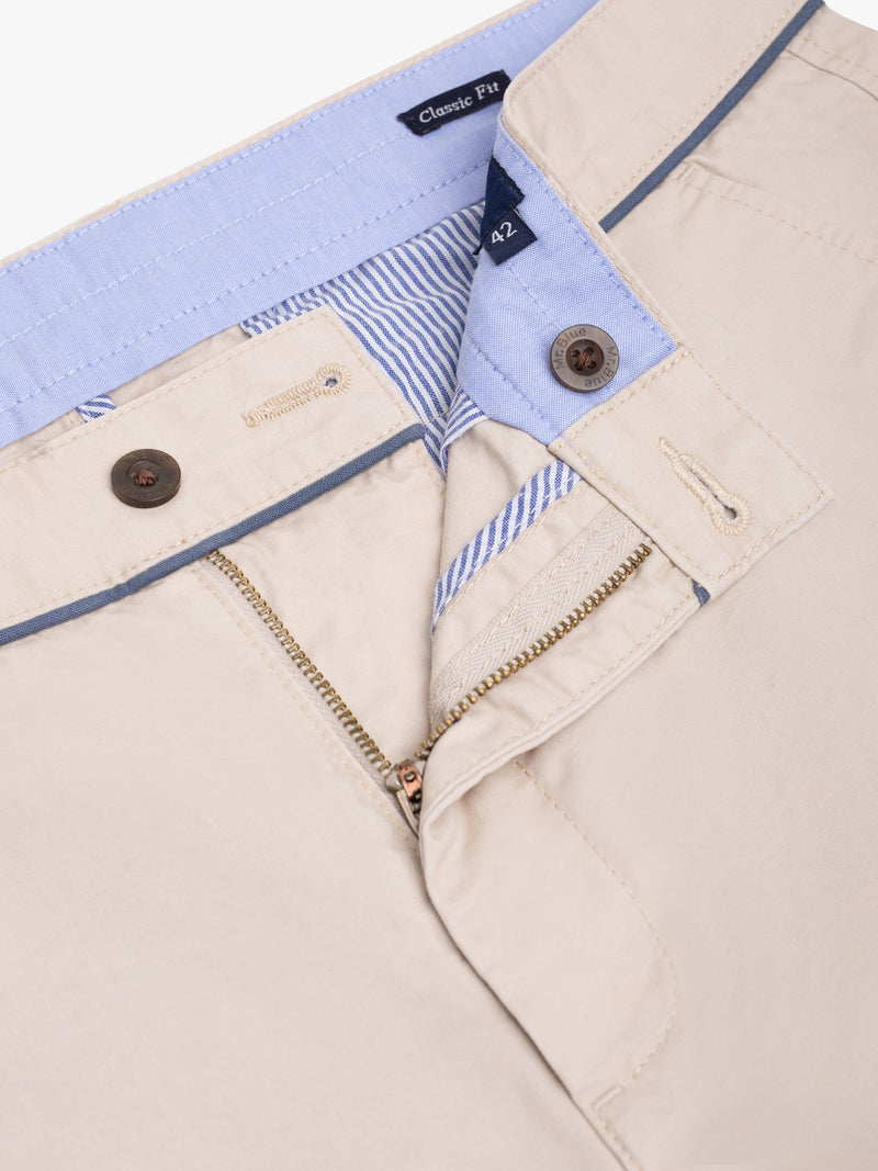 Calções bermuda Chino bege em algodão classic fit