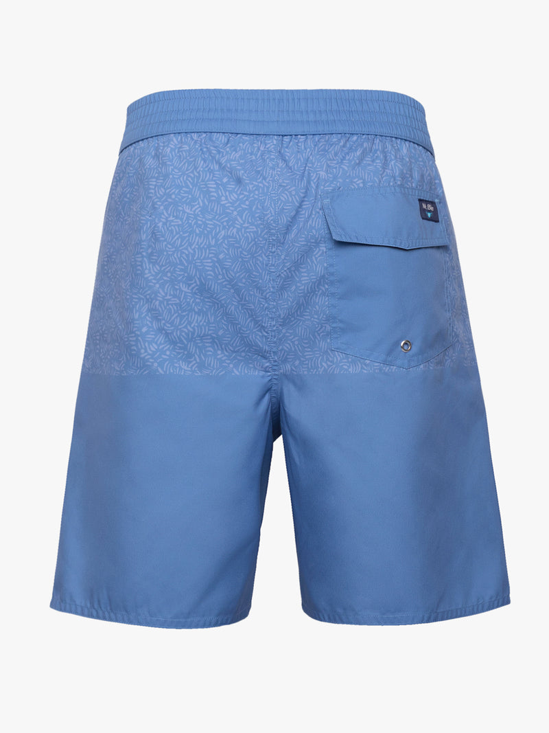 Pantalones cortos surferos azul claro con hojas estampadas