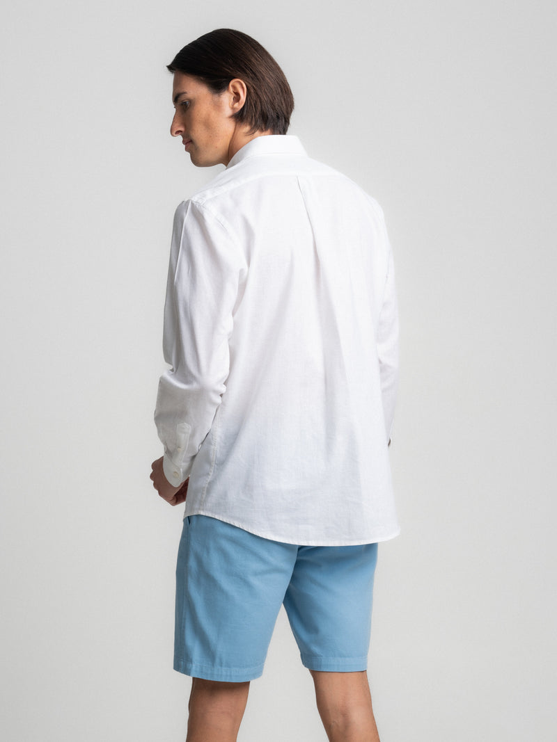 Camisa blanca de lino en forma regular