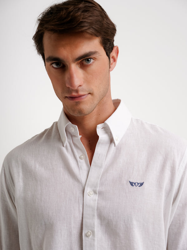 Camisa blanca de lino en forma regular