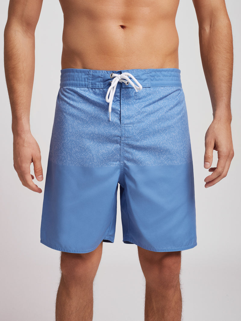 Pantalones cortos surferos azul claro con hojas estampadas