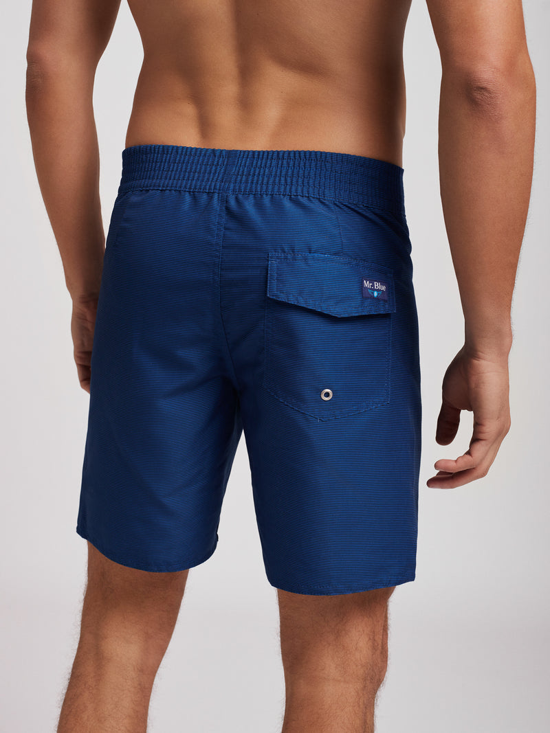 Pantalones cortos de rayas azules para surfistas