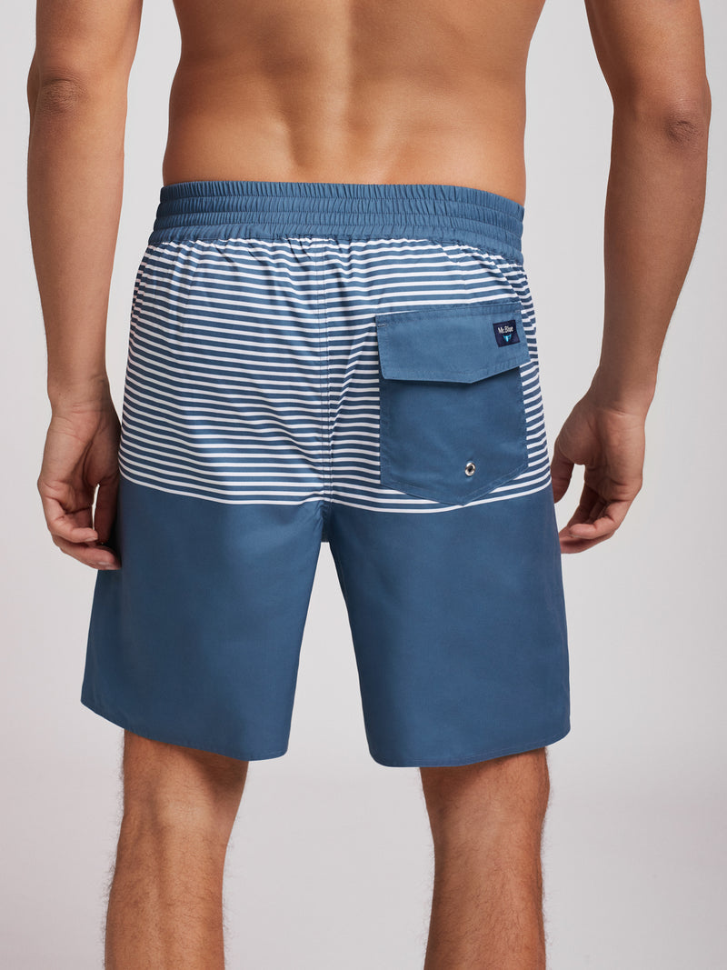 Pantalones cortos de rayas azules para surfistas