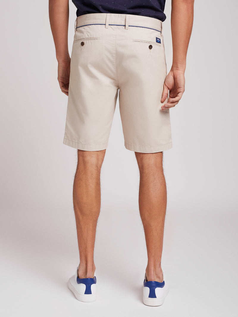 Calções bermuda Chino bege em algodão classic fit