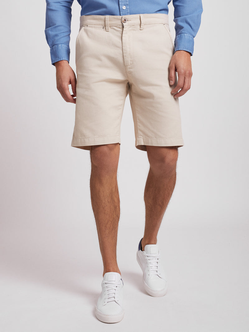 Calções bermuda Chino estruturados bege em algodão classic fit