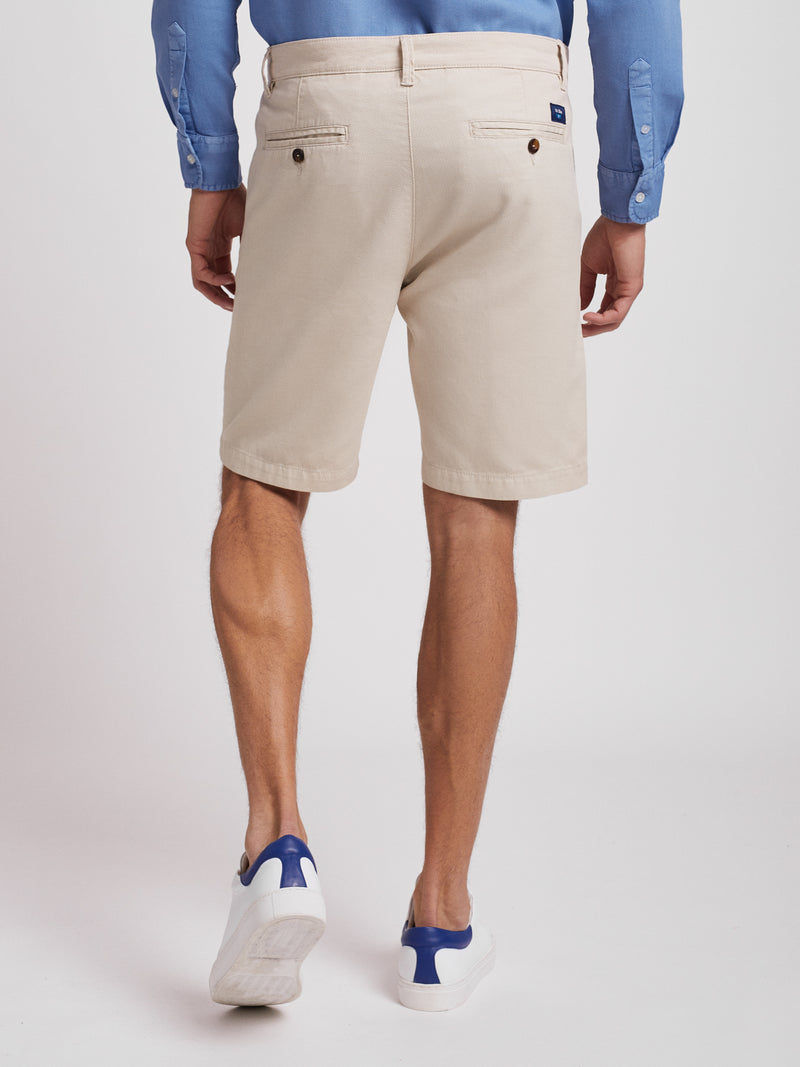 Calções bermuda Chino estruturados bege em algodão classic fit