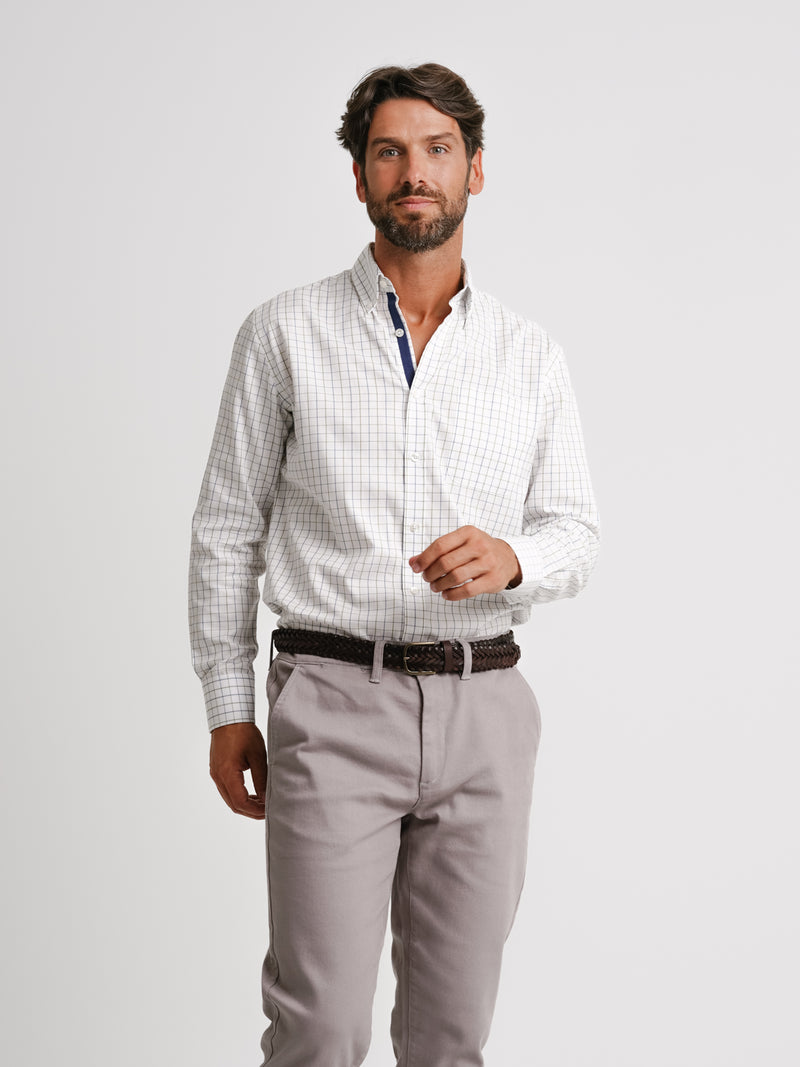 Camisa blanca de sarga de ajuste regular